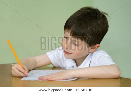 Ragazzo facendo scuola lavoro