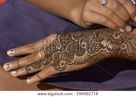 Nagaur, Rajasthan, India - February 14, 2008: Girls Decorating Hands With Henna During The Annual Li