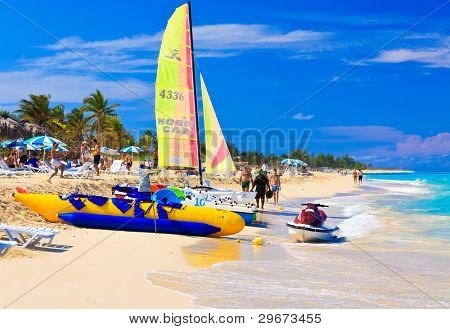 VARADERO, CUBA-januar 28:Tourists nyder stranden januar 28, 2012 i Varadero, Cuba. En af de 