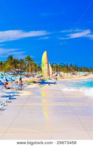 VARADERO, CUBA-januar 28:Tourists nyder stranden januar 28,2012 i Varadero.One af de største 