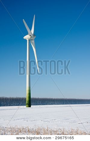 Venkovské Zimní krajina v Nizozemsku, velké Windturbine