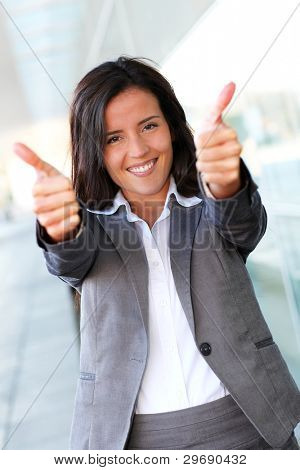 ร่าเริง businesswoman tumbs แสดงค่า
