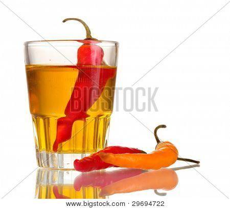 verre de poivre rouge et vodka chili peppers isolé on white