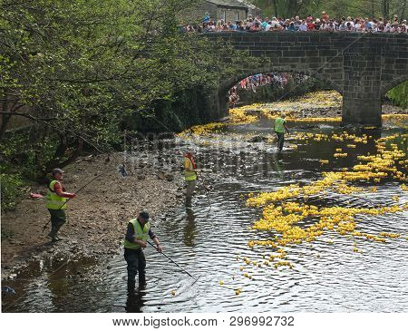 Hebden Bridge, West Yorkshire, England - 22 April 2019: People And Volunteers Watching The Annual Ea
