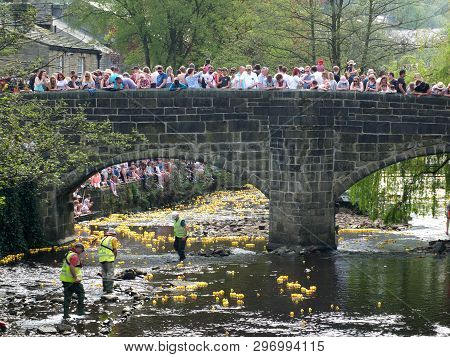Hebden Bridge, West Yorkshire, England - 22 April 2019: People And Volunteers Watching The Annual Ea