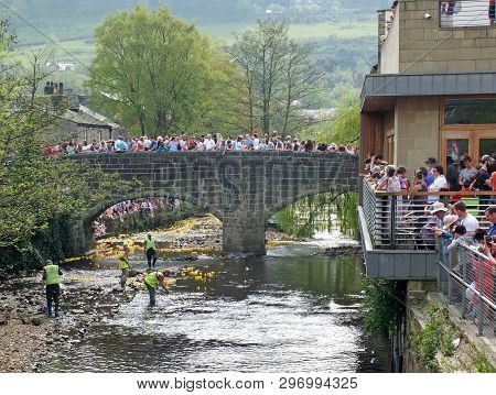 Hebden Bridge, West Yorkshire, England - 22 April 2019: People And Volunteers Watching The Annual Ea