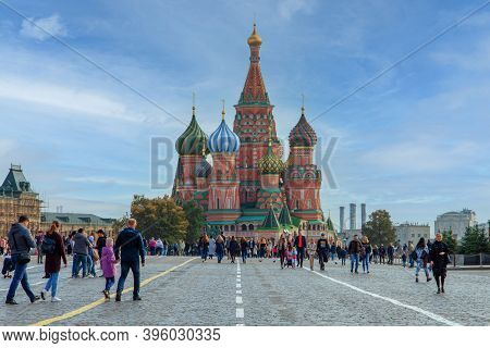 Moscow, Russia - November 18, 2020: St. Basil's Cathedral On Red Square In Moscow And Lot Of People 