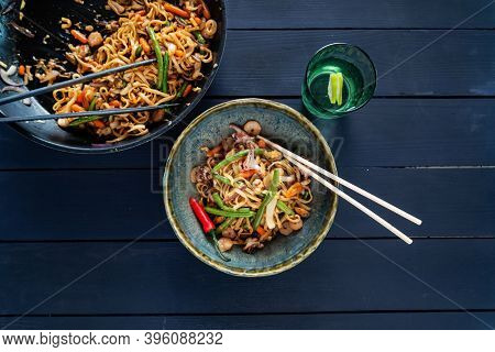 noodle with chicken and vegetbles