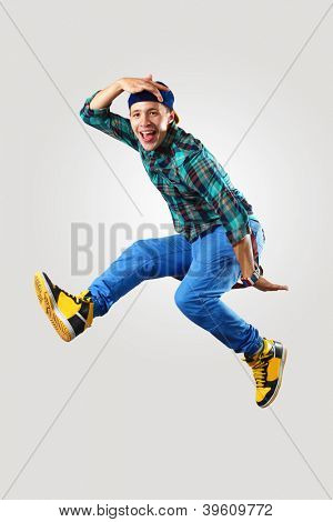 Ballerino hiphop giovane facendo un movimento su bianco