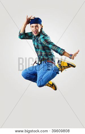 Ballerino hiphop giovane facendo un movimento su bianco