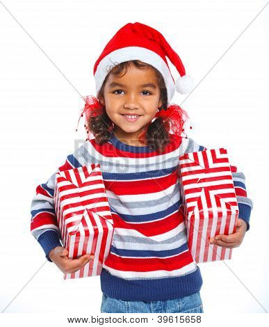 Niña con sombrero de Santa Claus con caja de regalo