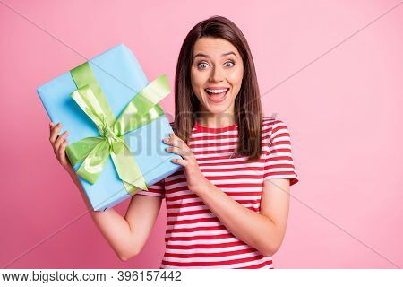 Photo Portrait Of Surprised Happy Birhtday Girl Holding Wrapped Gift Wearing T-shirt Smiling Isolate