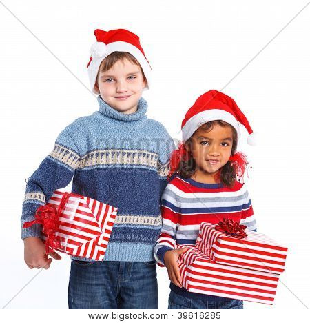 Niños pequeños en el sombrero de Santa Claus con caja de regalo