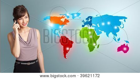 다채로운 세계 지도 함께 전화를 만드는 아름 다운 젊은 여 자가