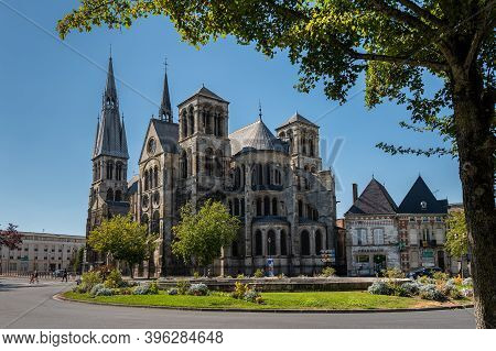 Chalon En Champagne, France - August 07, 2020: Church Notre Dame En Vaux On A Hot Sunny Day In Summe