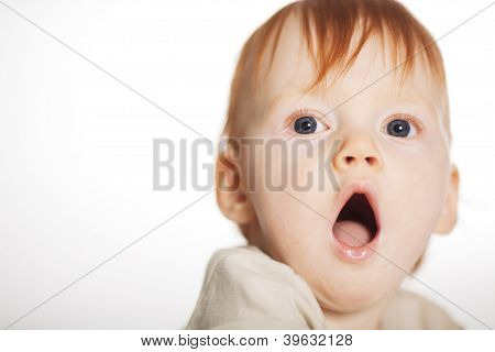 little boy sbadigli