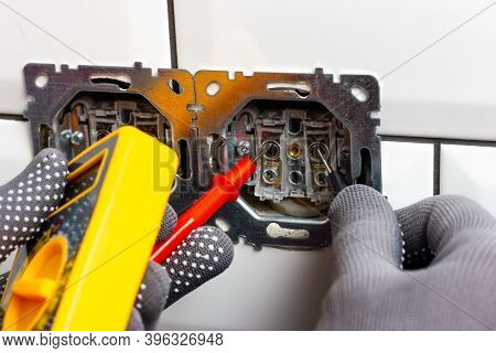 Guy Check Guy Checks 图片和照片(免费试用) | Bigstock