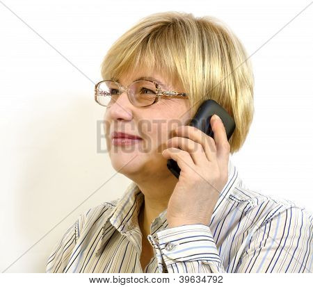Mulher falando no telefone celular