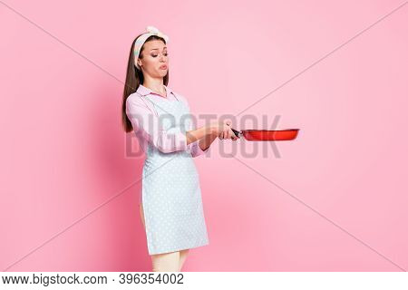 Portrait Of Her She Nice Attractive Pretty Funky Dissatisfied Housewife Learning Cooking Lunch Fryin