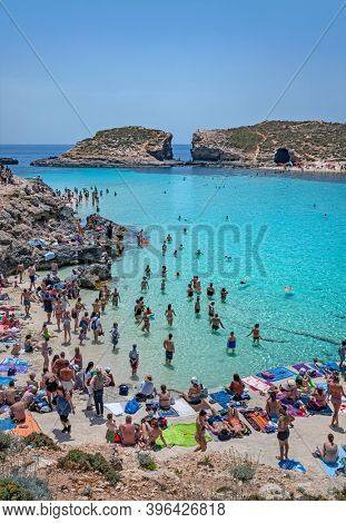 BLUE LAGOON, MALTA - MAJ 25, 2015: People at The Blue Lagoon, Malta