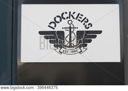 Bordeaux , Aquitaine / France - 11 21 2020 : Dockers Shop Sign And Text On Boutique Apparel Store Lo