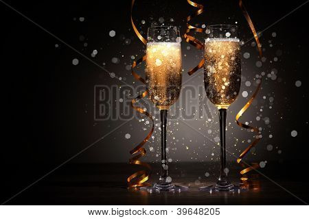 Due bicchieri di champagne pronte a portare nel nuovo anno