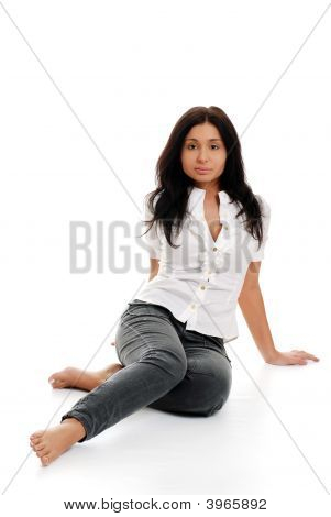 젊은 히스패닉 여성 포즈