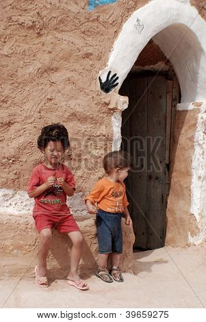 dziecko mieszka w troglodyta i każdy dom