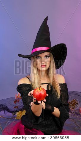 Хэллоуин ведьмы с красного яблока на цвет фона