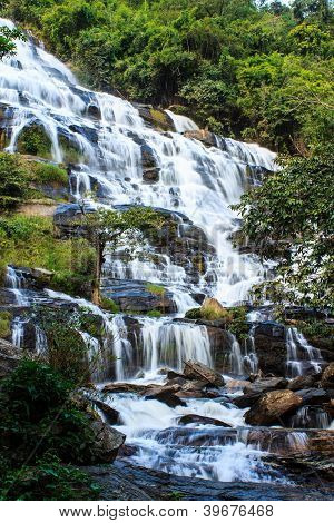 Maeya vandet falder af Chiangmai Thailand