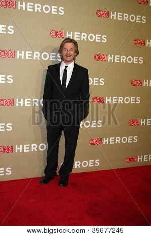 LOS ANGELES - 2 grudzień: David Spade przybywa do 2012 CNN Heroes Awards w Shrine Auditorium na Dece