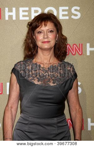 LOS ANGELES - DEC 2: Susan Sarandon přijíždí do 2012 CNN Heroes Awards v svatyně Auditorium na D