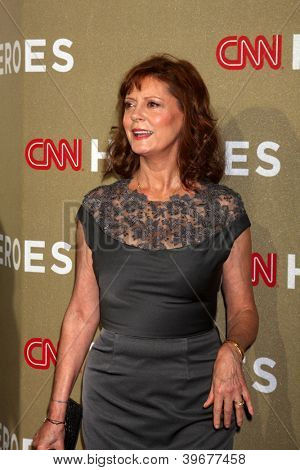 LOS ANGELES - DEC 2: Susan Sarandon přijíždí do 2012 CNN Heroes Awards v svatyně Auditorium na D
