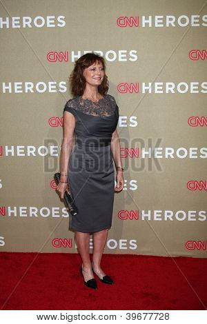 LOS ANGELES - DEC 2: Susan Sarandon přijíždí do 2012 CNN Heroes Awards v svatyně Auditorium na D