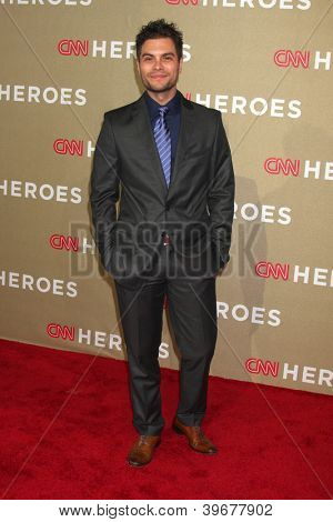 LOS ANGELES - DEC 2: Erik Valdez kommt für die 2012 CNN Heroes Awards im Shrine Auditorium Dece