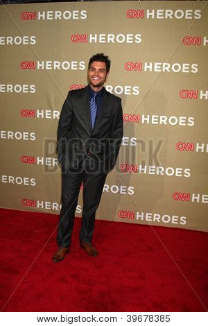 LOS ANGELES - DEC 2: Erik Valdez kommt für die 2012 CNN Heroes Awards im Shrine Auditorium Dece