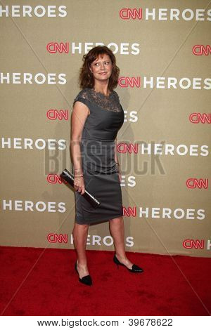 LOS ANGELES - DEC 2: Susan Sarandon přijíždí do 2012 CNN Heroes Awards v svatyně Auditorium na D