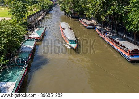 Bangkok Thailand Nov 14 2020:  Using The Saen-saeb Canal Boat For A Convenient, Fast And Highly Popu