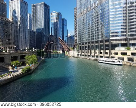 Chicago, Il May 31, 2020 Chicago River Bridges Drawbridges Raised Elevated Beside Trump Internationa