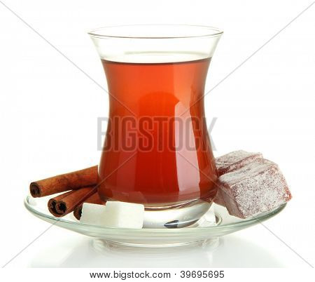 Glas türkischen Tee und Rahat Delight, isolated on white