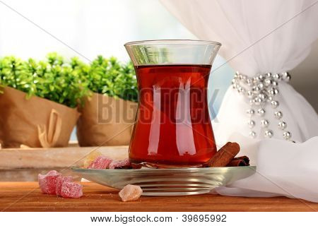 Glas türkischen Tee und Rahat Lokum auf Holztisch