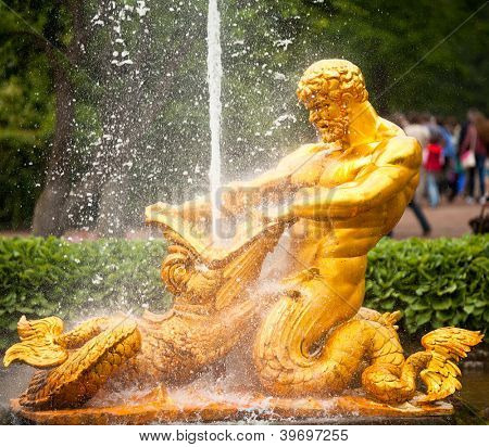 Samson - centrální fontánu paláce a parku ensemble v Peterhof, Rusko.