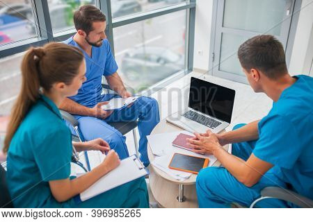 Medical Workers Having A Changeover And Discussing Work Issues