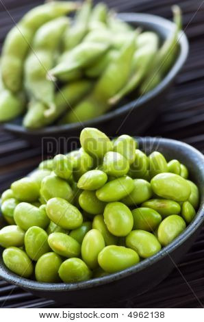 Fèves de soja dans des bols