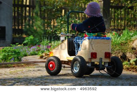 Ragazzo guidando auto Selfmade