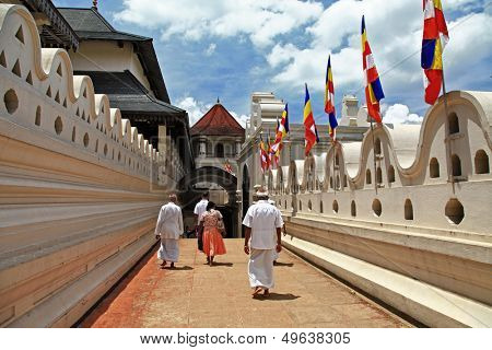 greatest buddhists landmarks - Kandy, Tooth temple, people go on ceremony