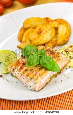 Grillowany łosoś z ziemniaki klinów i sosem Remoulade