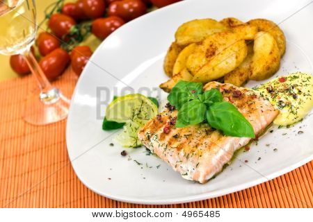 Grillowany łosoś z ziemniaki klinów i sosem Remoulade