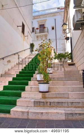 Alleyway. Mattinata. Puglia. Italy.