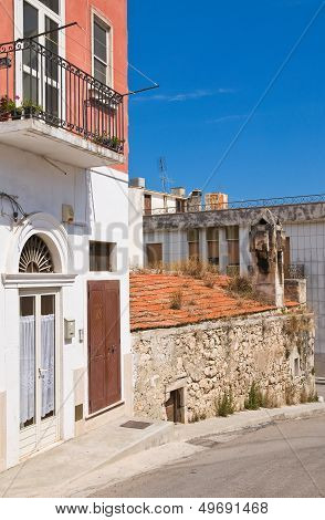 Alleyway. Mattinata. Puglia. Italy.